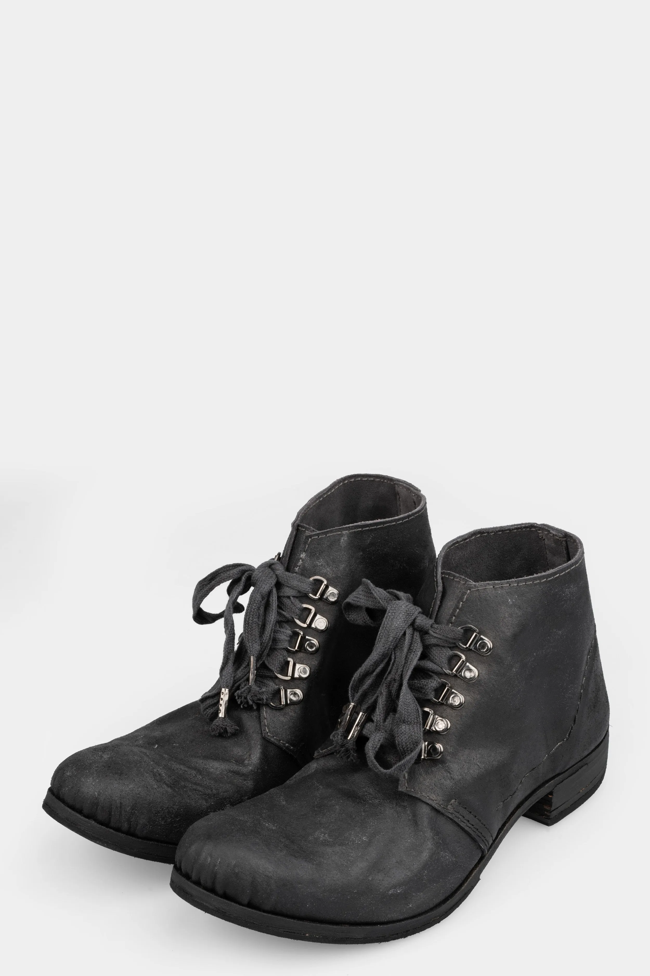 Low laced ankle boots